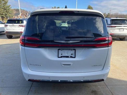 Certified 2023 Chrysler Pacifica Limited image 5