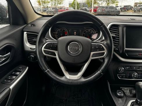 Used 2018 Jeep Cherokee Latitude Plus w/ Comfort/Convenience Group AWD/4WD image 16