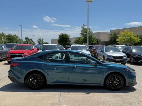 Used 2025 Toyota Camry SE w/ Convenience Package FWD image 5
