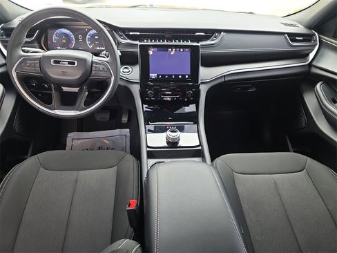 Used 2025 Jeep Grand Cherokee Laredo X image 14