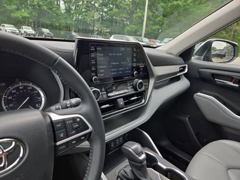 Used 2022 Toyota Highlander XLE AWD/4WD image 24