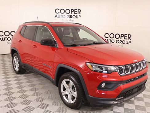 Used 2023 Jeep Compass Latitude w/ Convenience Group AWD/4WD image 1