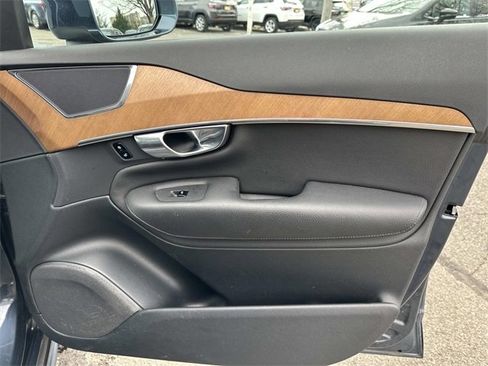 Used 2022 Volvo XC90 T6 Momentum image 8