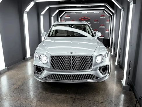 Used 2023 Bentley Bentayga AWD/4WD image 3
