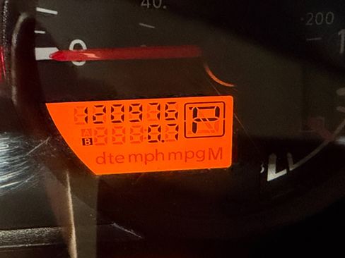 Used 2010 Nissan Frontier SE image 11