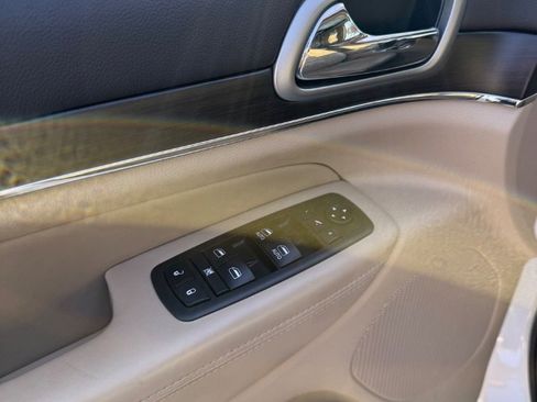 Used 2018 Jeep Grand Cherokee Overland image 11