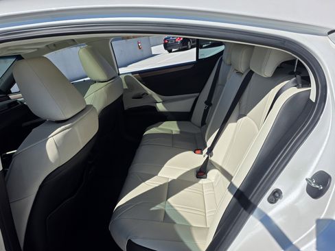 Used 2024 Lexus ES 300h w/ Luxury Package image 24