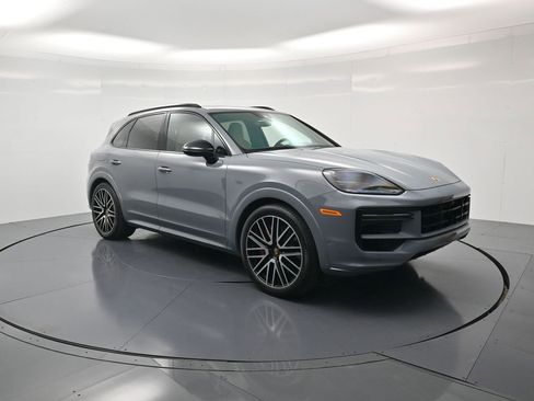 Certified 2024 Porsche Cayenne Turbo AWD/4WD image 39