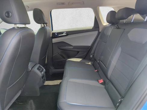 Used 2025 Volkswagen Taos SE AWD/4WD image 16