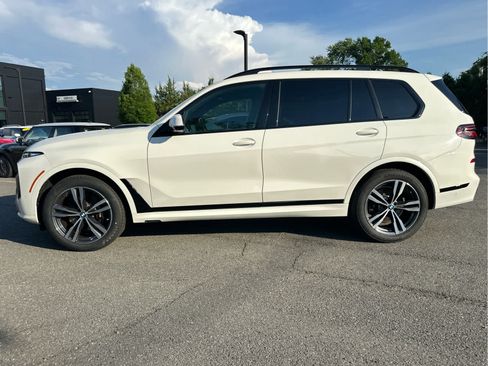 Used 2024 BMW X7 xDrive40i w/ M Sport Package AWD/4WD image 2