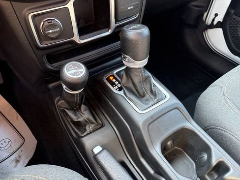 Used 2024 Jeep Gladiator Sport AWD/4WD image 18