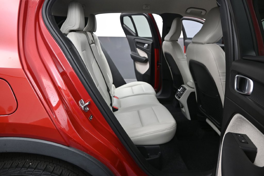 Used 2019 Volvo XC40 T4 Momentum FWD image 12