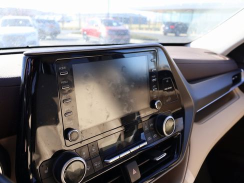 Used 2021 Toyota Highlander XLE image 17