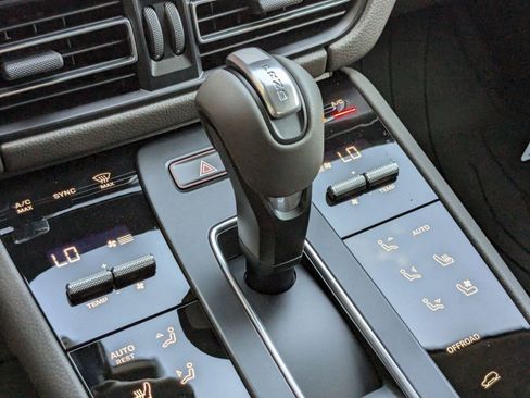 Used 2025 Porsche Macan image 20