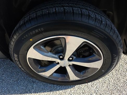 Used 2019 Jeep Cherokee Limited AWD/4WD image 25