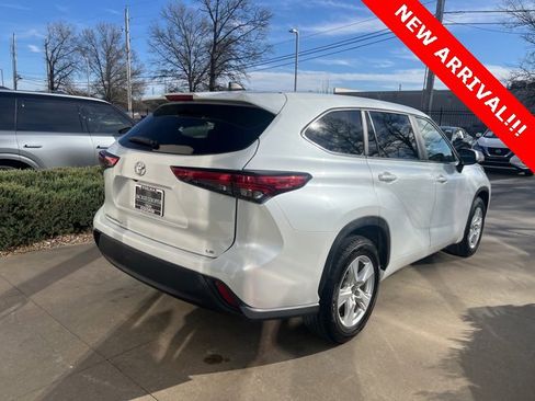 Used 2023 Toyota Highlander LE image 2