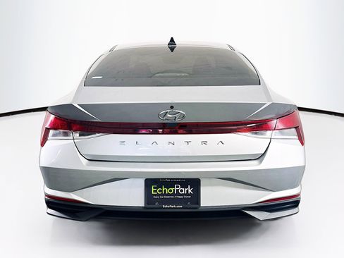 Used 2021 Hyundai Elantra SE FWD image 7
