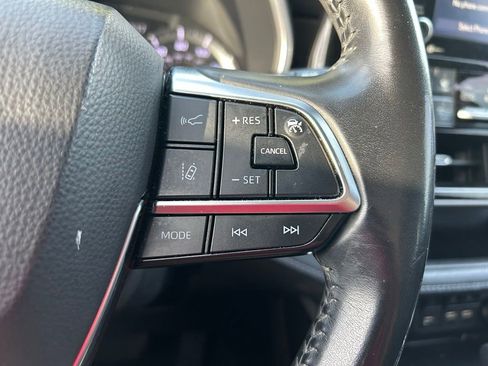 Used 2020 Toyota Highlander XLE FWD image 19