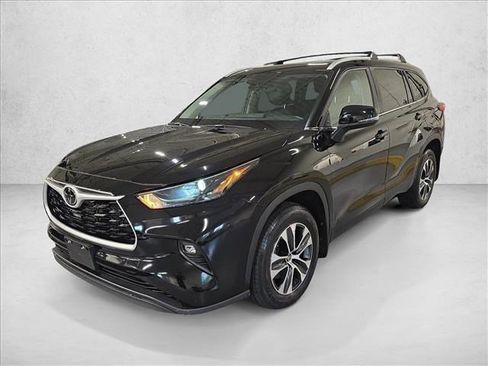 Used 2023 Toyota Highlander XLE AWD/4WD image 1