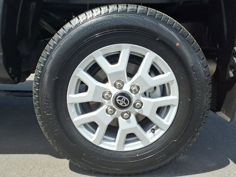 Certified 2024 Toyota Tacoma SR5 AWD/4WD image 9