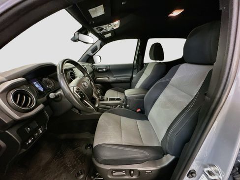 Used 2021 Toyota Tacoma TRD Off-Road w/ Technology Package AWD/4WD image 13