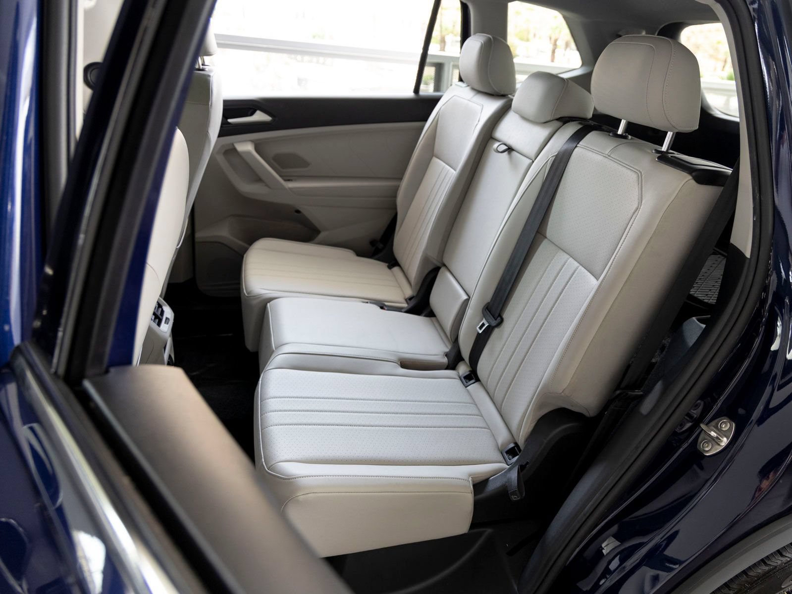 Used 2023 Volkswagen Tiguan SE w/ Panoramic Sunroof Package FWD image 19