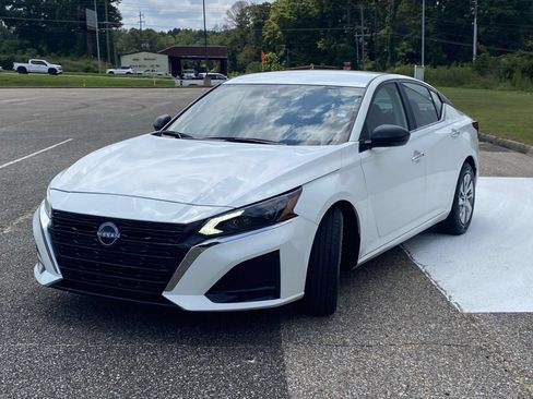 Used 2025 Nissan Altima 2.5 S FWD image 3