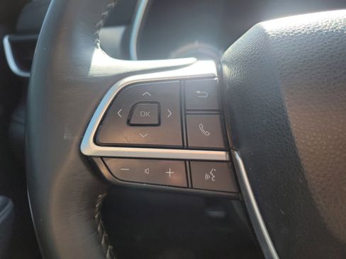 Used 2024 Toyota Highlander XLE AWD/4WD image 25