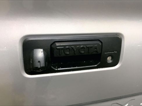 Used 2017 Toyota Tacoma SR5 AWD/4WD image 10
