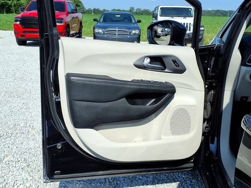 Used 2024 Chrysler Pacifica Touring-L FWD image 20