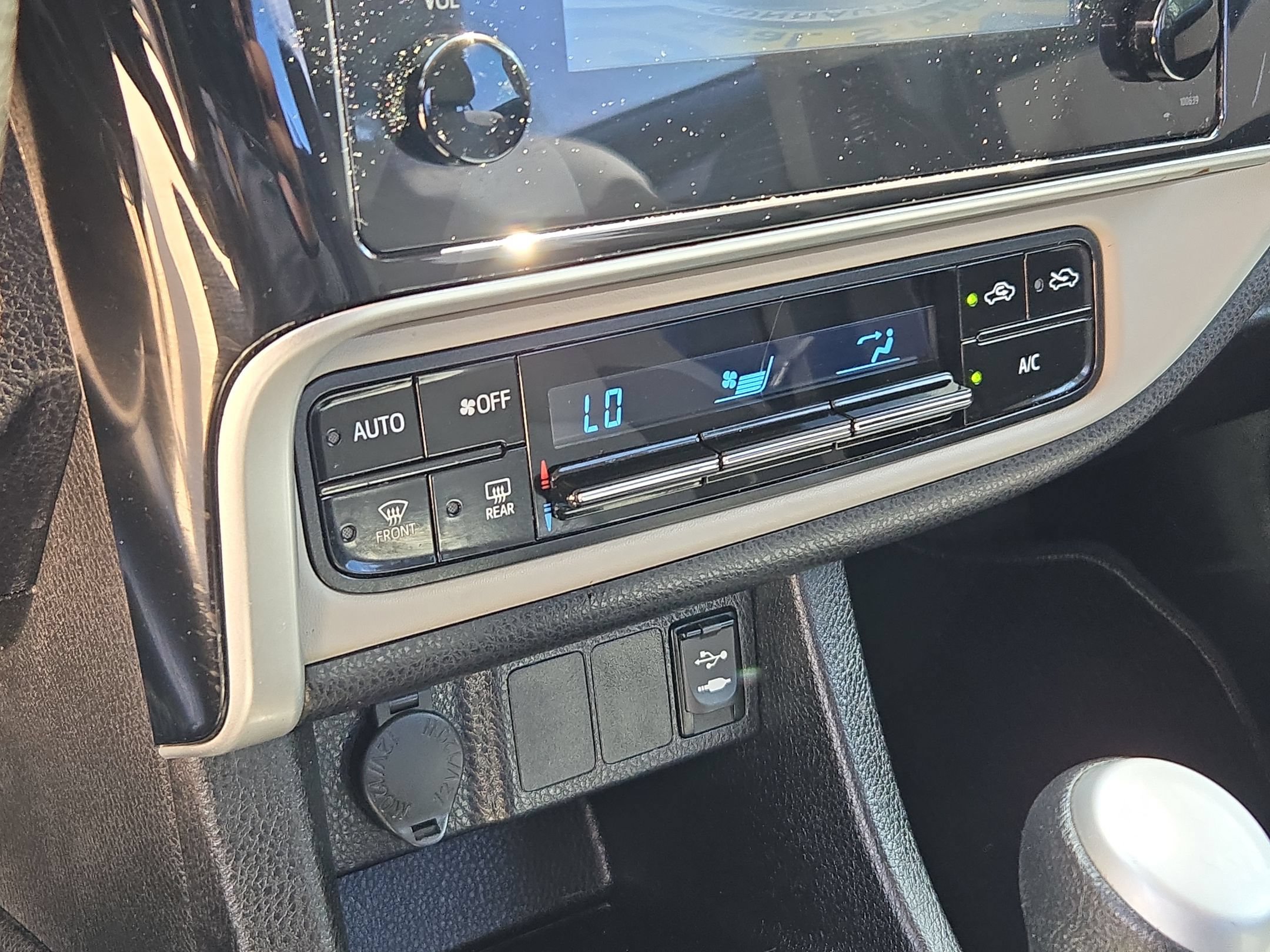 Used 2018 Toyota Corolla LE FWD image 18