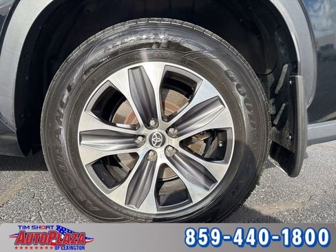 Used 2021 Toyota Highlander XLE image 18