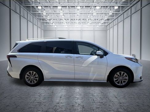 Used 2025 Toyota Sienna XLE w/ XLE Plus Package FWD image 5