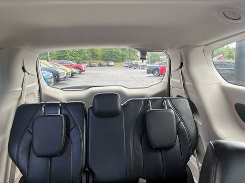 Used 2023 Chrysler Pacifica Touring-L FWD image 8