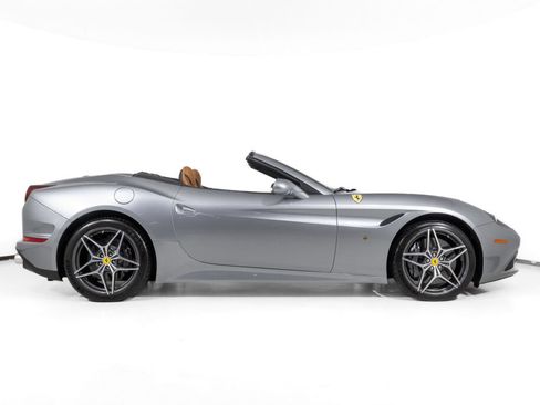 Used 2016 Ferrari California T RWD image 9