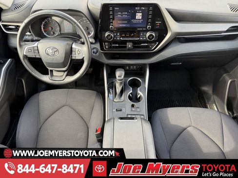 Used 2022 Toyota Highlander LE image 12