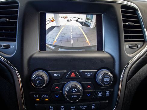 Used 2020 Jeep Grand Cherokee Laredo w/ Security & Convenience Group image 43