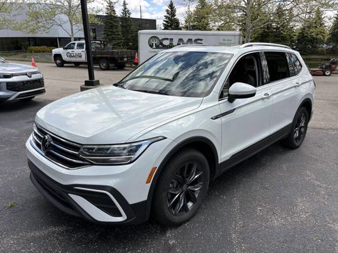 Used 2023 Volkswagen Tiguan SE w/ Panoramic Sunroof Package FWD image 1