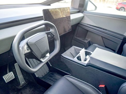 Used 2025 Tesla Cybertruck AWD Crew Cab image 21