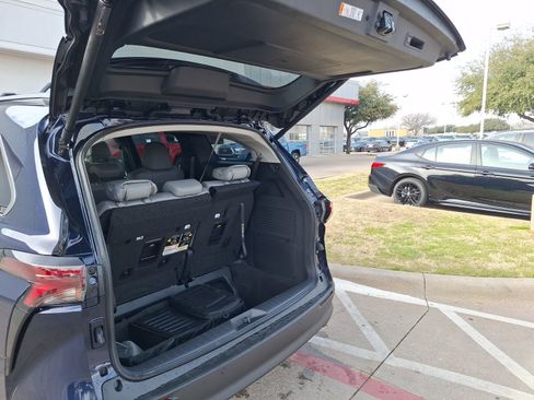 Used 2025 Toyota Sienna XLE image 37