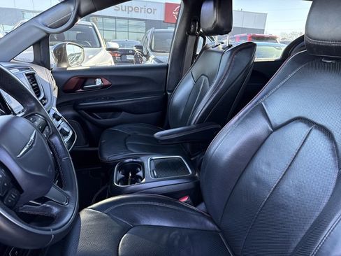 Used 2020 Chrysler Pacifica Limited image 5