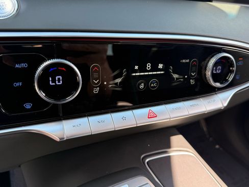 Used 2025 Genesis GV70 2.5T w/ Advanced Package image 32