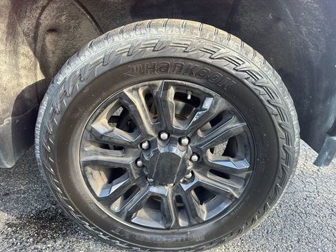 Used 2020 Chevrolet Silverado 2500 Custom w/ Custom Value Package image 12