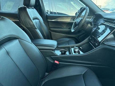 Used 2025 Jeep Grand Cherokee L Limited w/ Black Appearance Package AWD/4WD image 4