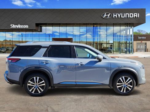 Used 2025 Nissan Pathfinder Platinum image 4