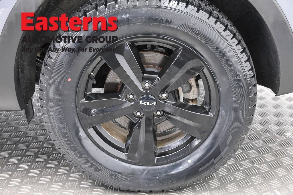 Used 2023 Kia Sorento LX AWD/4WD image 32