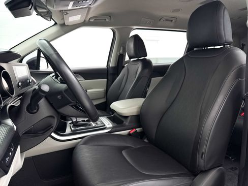 Used 2023 Kia Carnival LX FWD image 20