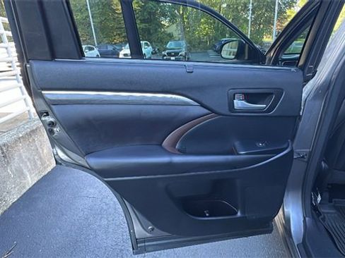 Used 2017 Toyota Highlander Limited image 37