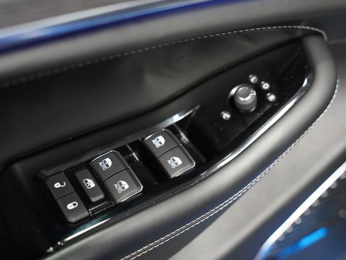 Used 2023 Jeep Grand Cherokee Overland w/ Advanced Protech Group III image 18