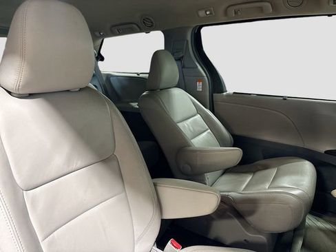 Used 2015 Toyota Sienna XLE Premium image 31